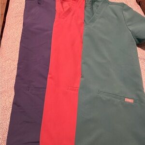 FIG SCRUB TOP
